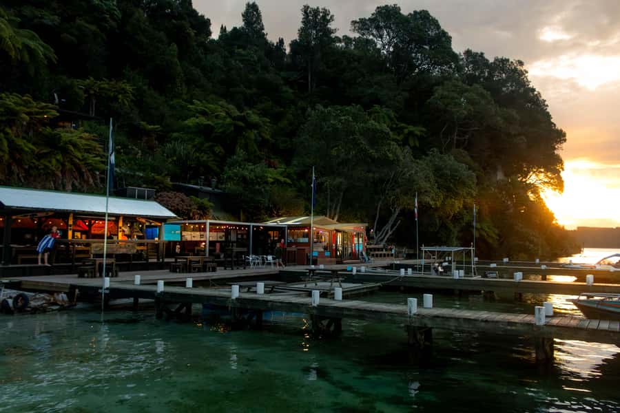 Rotorua: Evening Starlight Gourmet Kayak Tour with dinner - A small glowworm cave and Māori storytelling