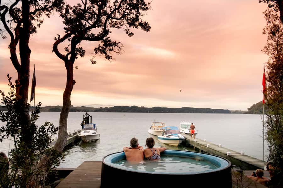 Rotorua: Evening Starlight Gourmet Kayak Tour with dinner - Reaching Manupirua Hot Pools by kayak