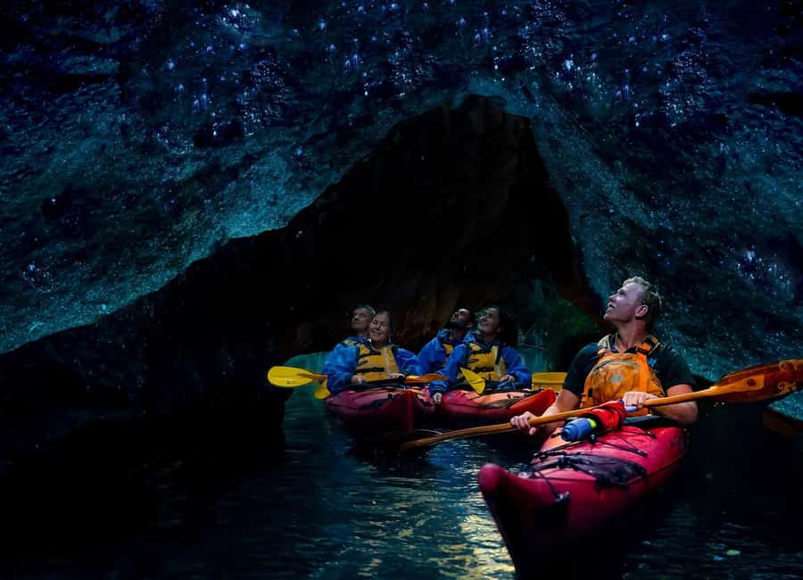 Rotorua: Evening Starlight Gourmet Kayak Tour with dinner - A Kiwi BBQ with salmon, sausage, and ice cream