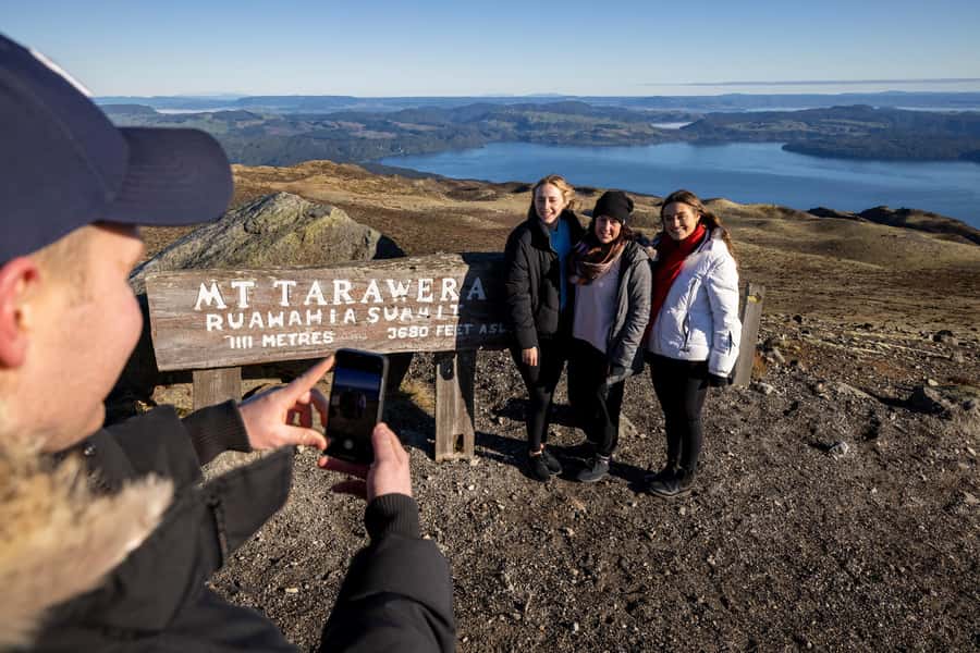 Rotorua: Helicopter Flight and Guided Walk on Mt Tarawera - The return flight and final view of Tarawera
