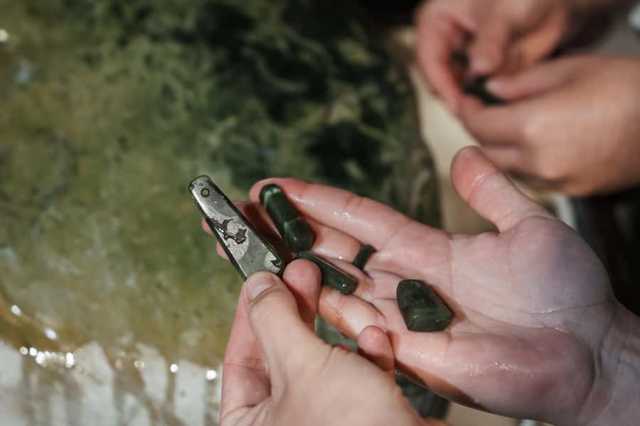 Rotorua: Jade Carving Experience at a Local Studio - Practical details that affect your visit