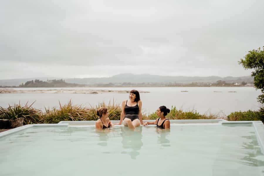 Rotorua Lake: Deluxe Lake Spa Geothermal Hot Spring Bathing - Key points at a glance