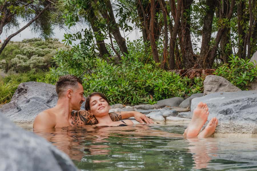Rotorua Lake: Deluxe Lake Spa Geothermal Hot Spring Bathing - The indoor lounge gives you a proper pause