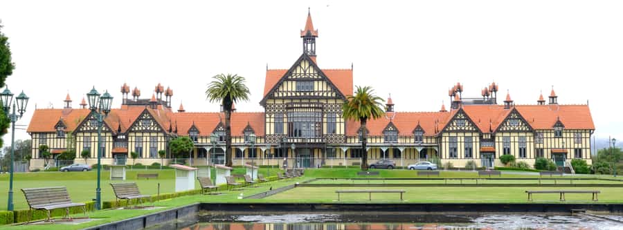 Rotorua: Te Puia Maori Village and Rejuvenation Tour - Polynesian Spas Deluxe Lake Spa pools