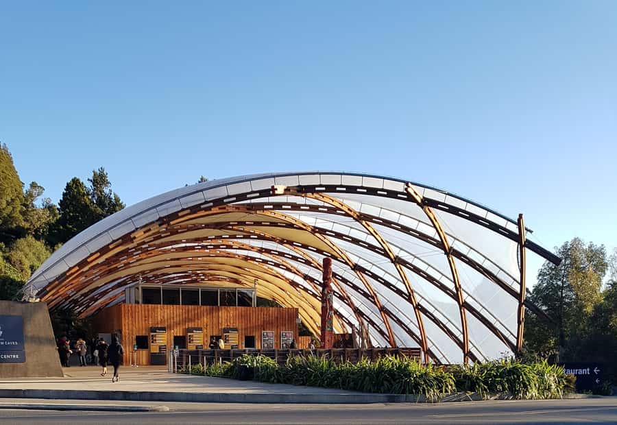 Rotorua to Auckland - Afternoon Transfer with Waitomo Caves - The road to Waitomo and the value of the small group