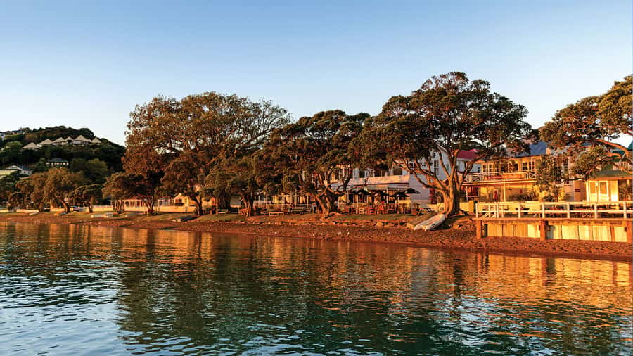 Russell: 1-Hour Sightseeing Tour by Coach & Long Beach - Why Russell’s past needs more than a waterfront stroll