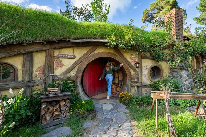 Small-Group Hobbiton and Waitomo Day Tour with Lunch from Auckland - Waitomo Glowworm Caves: a quiet boat ride underground