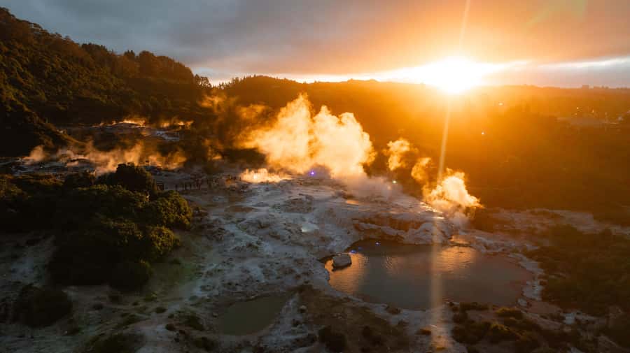 Te Puia: Te Pō Combo: Te Rā, Dinner, and Haka Performance - Walking the geothermal valley with a guide