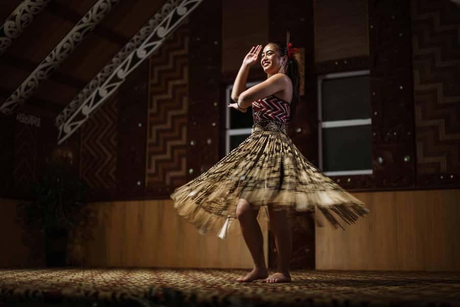 Te Puia: Te Pō Evening Hāngī Buffet and Cultural Experience - Riding into the geothermal valley at 7.40pm