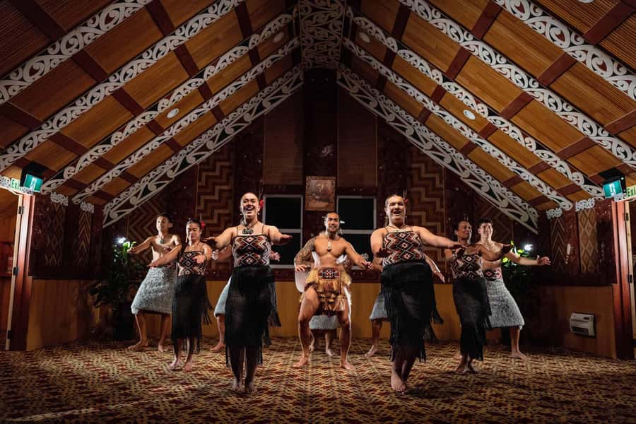 Te Puia: Te Pō Evening Hāngī Buffet and Cultural Experience - Who should choose this Rotorua evening?