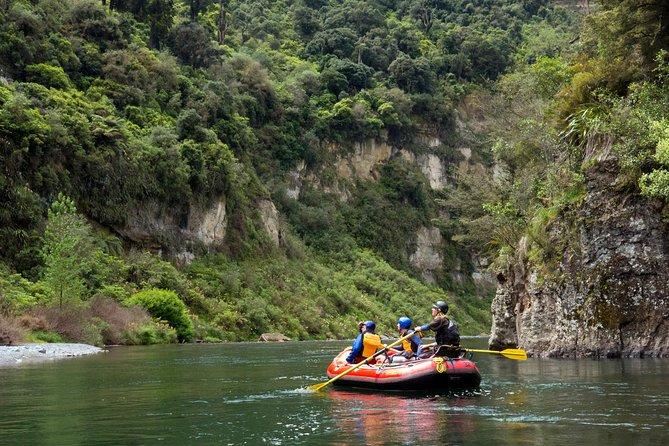 The Awesome Scenic Rafting Adventure - Full Day Rafting on the Rangitikei River - The first rapids and the choice to walk around