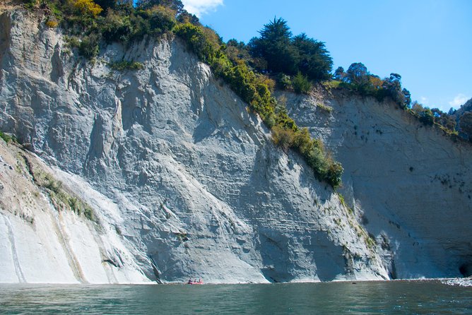 The Awesome Scenic Rafting Adventure - Full Day Rafting on the Rangitikei River - A riverside picnic breaks up the action