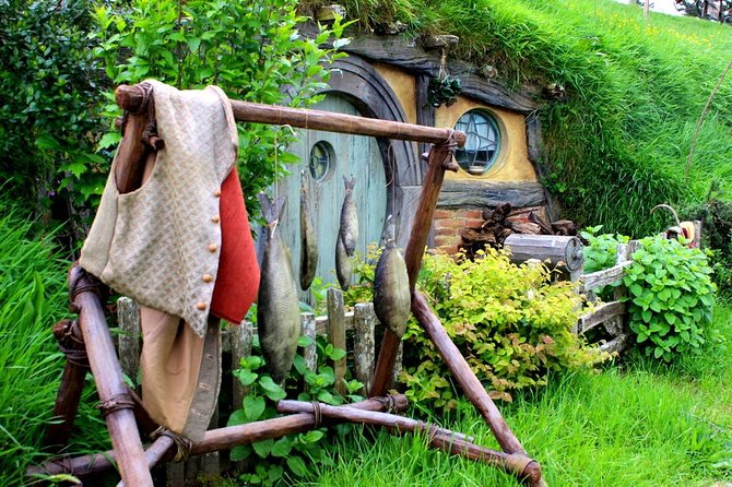 The Hobbiton Movie Set Small-Group Guided Tour from Auckland - A drink at The Green Dragon Inn
