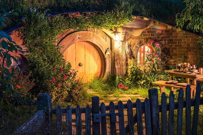 Waitomo Caves & Hobbiton Small Group Tour inc Lunch from Auckland - Lunch in Otorohanga