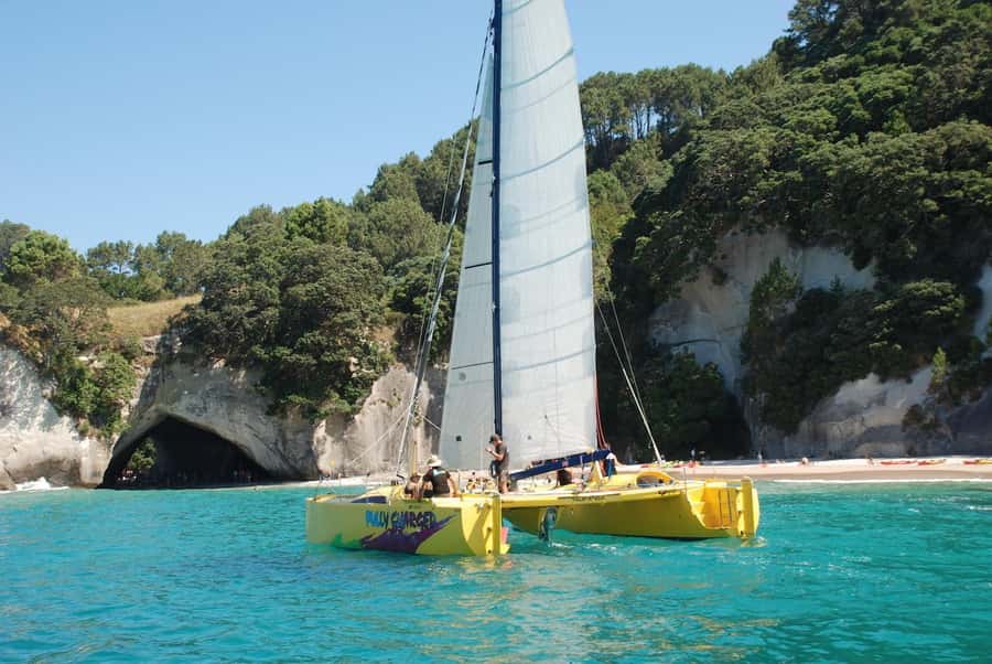 Whitianga: Sailing Trip to Cathedral Cove - Why seeing Cathedral Cove from a sailboat works